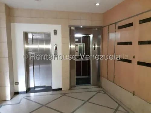 Venta De Apartamento En La Av. Baralt, 2 Habitaciones, 1 Baño, Oportunidad.