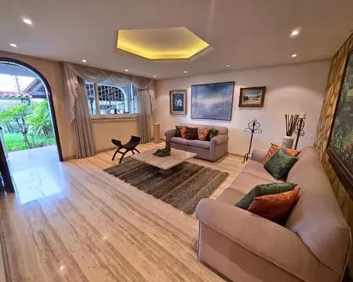 Agp Casa En Venta En La Urb. Miranda, Cuenta Con Terraza Y Jardín, Negociable 26-12659