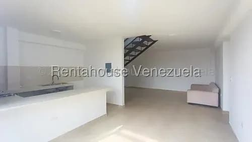 Karen Burgos Te Ofrece En Alquiler Cómodo Apartamento Duplex En Centro De Barquisimeto, Sala Iluminada, Amplia Cocina, Una Habitación Con Baño.