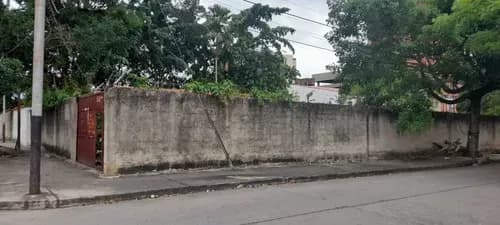 Terreno En Alquiler A Pocas Cuadras De La Av. Bolivar Norte Y Cerca Del Complejo Deportivo Misael Delgado. Posee Servicios Activos. (maría A González 10-06-26)