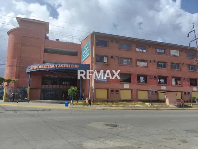 En Alquiler: Funcional Oficina con Mezzanina en C.C. Castillejo