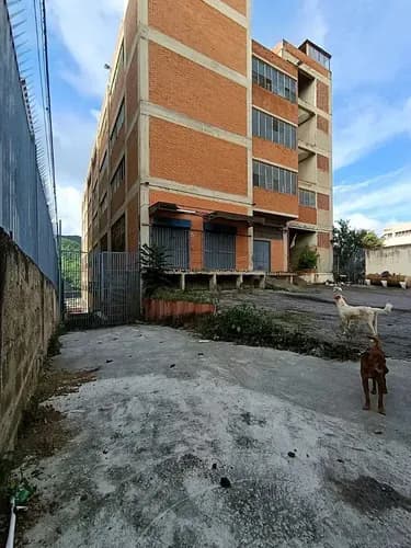 En Alquiler Piso Industrial En Excelente Zona De Ruiz Pineda. (a.v)