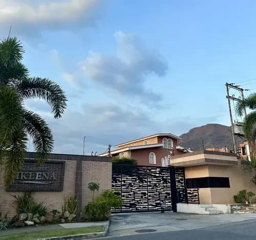 Alquiler De Amplio Towhouse En Urb Trigal Norte, Res Iklena , Valencia, Con Planta 50% Áreas Verdes Hermosas, Conjunto Cerrado Ideal Para Vivir, Cerca Al C.c Sambil. Clima De Montaña.