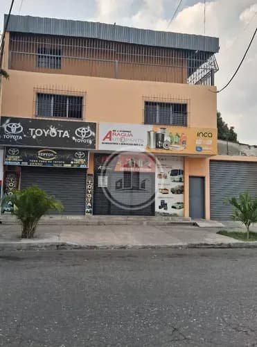 Vende Casa Con Dos Locales De 3 Niveles Ubicada En Sector Santa Ana. El Mismo Cuenta Con 196 Mts2 De Terreno Y 578 Mts2 De Construcción. Maracay Estado Aragua 022js