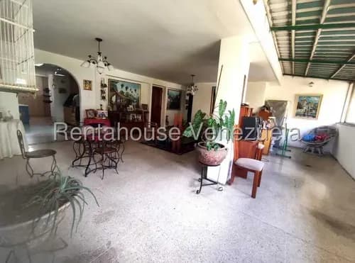 Yp, Pon A Producir Tu Patrimonio, Este Amplio Apartamento Es Una Oportunidad, Saca 2 Apartamentos Con 2 Entradas Independientes, Vive De La Renta El Negocio Redondo. Excelente Ubicación El Llanito.