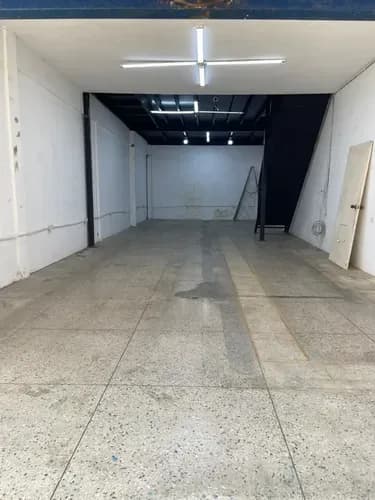 Local Oportunidad Única De Alquiler En El Corazón De Valencia!** ¿buscas Un Espacio Ideal Para Tu Negocio? Te Presentamos Este *inmueble A Pie De Calle*en Una Ubicación **de Alto Tráfico**