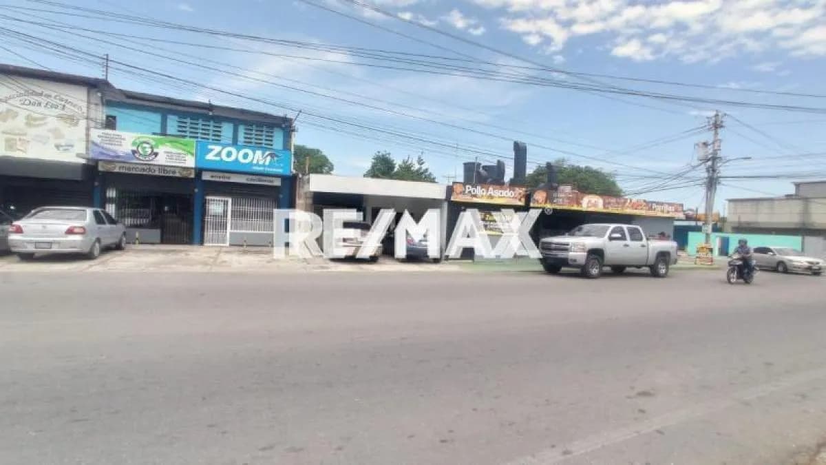 LOCAL COMERCIAL 4 EN C.C DON CARMELO AV 8 SANTA RITA