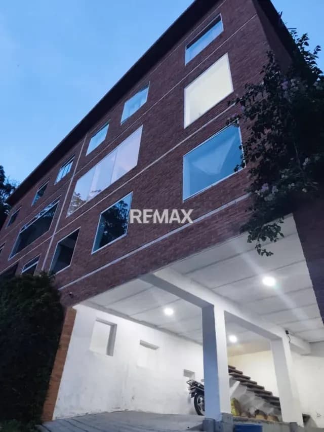 Se vende casa minimalista actualizada en el Sector El Otro Lado en El Municipio El Hatillo
