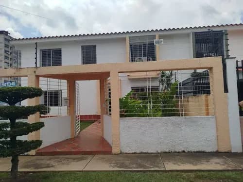 Casa En Los Nísperos Valencia Edo Carabobo Con Área De Consultorios Como Anexos 220 Mts De Construcción 2 Plantas, De La Casa 90 Metros De Construcción De Locales Vende Dayanna Vasquez