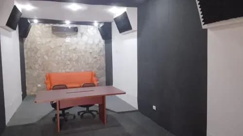 Alquilo Bella, Oficina Con Acústica, Aire Acondicionado, Alfombrada, Especialmente Acondicionada . Sitio Muy Agradable Y Tranquilo