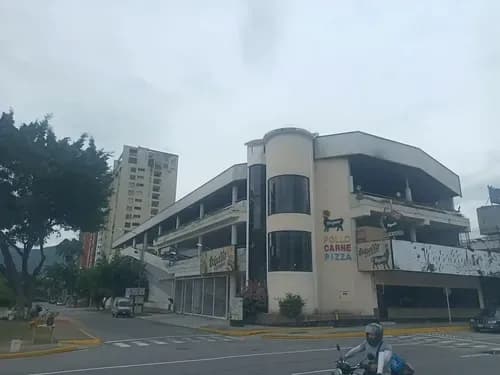 Yr En Venta Amplio Local Comercial En Plena Av. Bolivar Norte