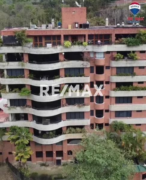 Hermoso apartamento tipo casa en colinas de tamanaco 400m2