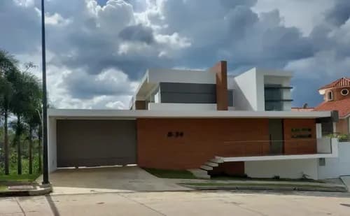 Casa Quinta En Terrazas Del Country, Guaparo. Plc-1101