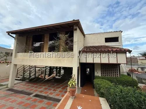 Bella Casa En Venta En Prados Del Este, En Calle Cerrada Con Vigilancia, Destaca Por Su Arquitectura De 4 Niveles En Descenso, Diseñados Para Ofrecer Una Impresionante Vista Panorámica Al Ávila.