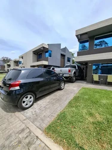 Town House En Venta Ubicado En La Cumaca Res. Casa Verde. Julian Acosta 137
