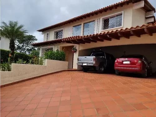 Casa En Venta 697m2 De Construcción En El Cafetal Caracas