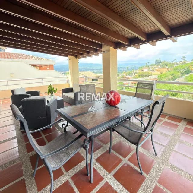 Quinta Urb. El Pedregal I 3 niveles con vista al Valle