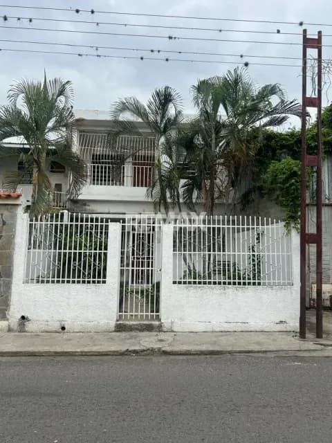 Se vende casa con potencial comercial en el centro de Guacara a remodelar