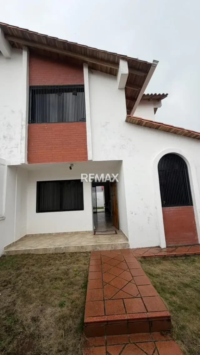 En Venta Esta casa de 2 niveles combina funcionalidad ofreciendo un espacio listo para habitar.