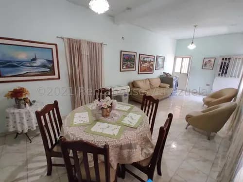 Casa En Venta Zona Centro Maracay En Esquina Con Potencial Comercial #25-14544 Rm