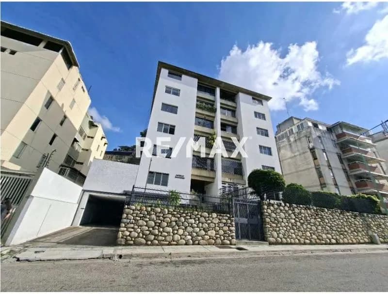 EXCLUSIVO APARTAMENTO REMODELADO UBICADO EN CUMBRES DE CURUMO