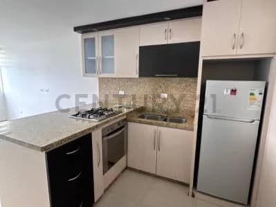 Humboldt: 2Hab, A/A, 2 Puestos, Tanque, Equipada y Vigilancia. $700 Negociable.