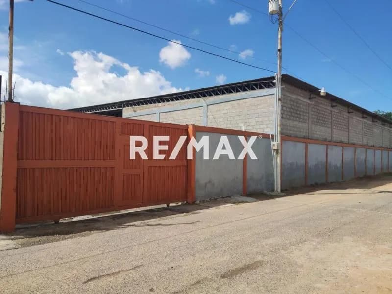 Se Vende Complejo de Galpones Sector el Perú