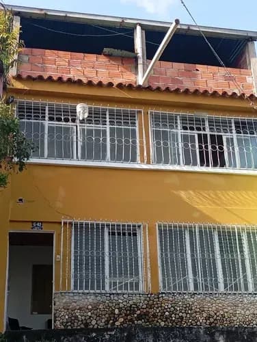 Xv, Casa Ubicada En El Pasaje Cumaná, Sector Puente Real, Esta Propiedad Se Distribuye En Tres Niveles:
