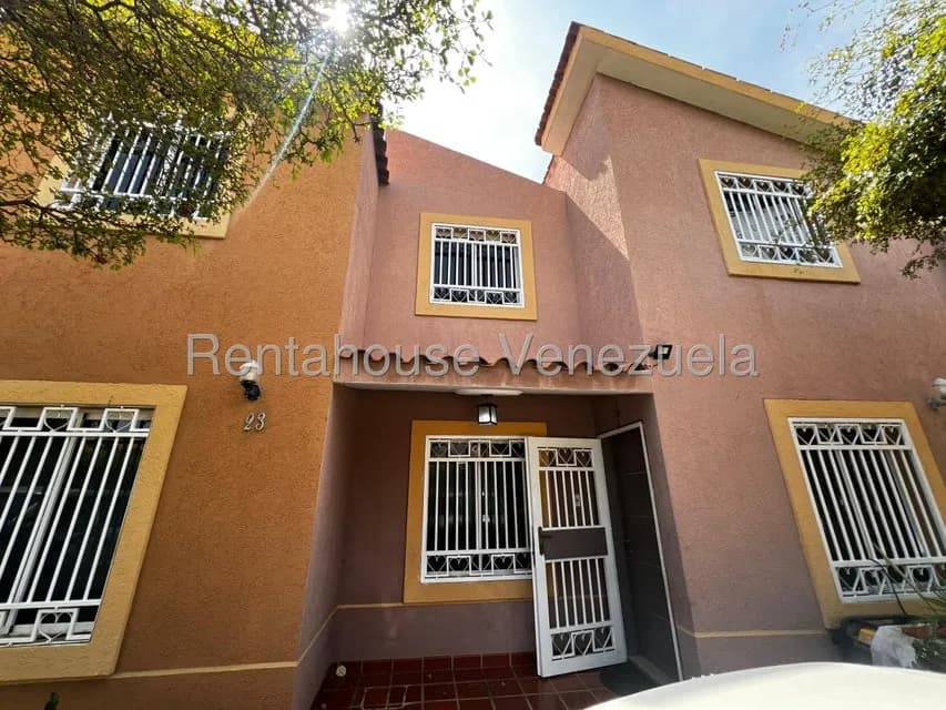 Townhouse (Multiples Niveles) en Venta en Avenida Milagro Norte, Zulia