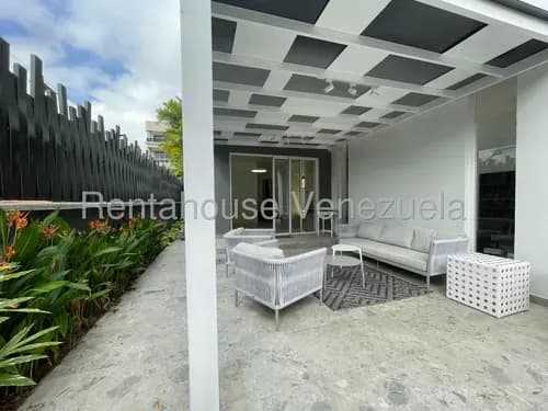 La Joya De La Castellana Te Espera. Esta Casa Completamente Remodelada Te Ofrece Todo, Tanto Un Hogar Cómodo Y Moderno Como Un Espacio Comercial Con Un Potencial Ilimitado.