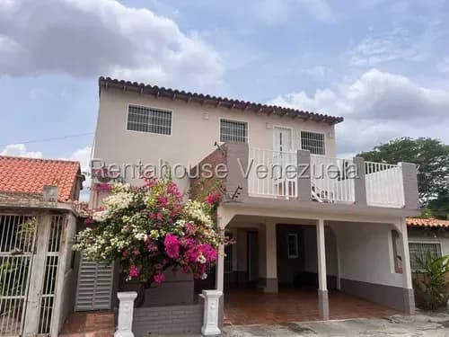 Rentahouse Lara Vende Amplia Casa Bifamiliar En Conjunto Privado De Solo 8 Casas; Cuenta Con Anexo Independiente, 6 Hab, 4 Baños, Estacionamiento Techado, Terraza Y Cerco Eléctrico.