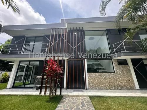 Casa En Venta En El Cafetal Totalmente Remodelada En Calle Cerrada Con Vigilancia, Hermosos Jardines Y Planta Electrica