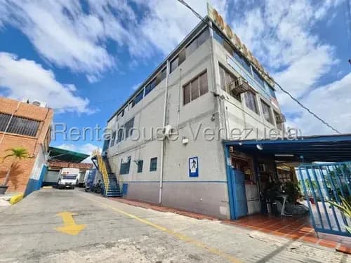 Erika Armeya Vende, Edificio Comercial En La Zona Industral I De Barquisimeto, Cercano A La Avenida Libertador De Barquisimeto. Flex: 25-12256