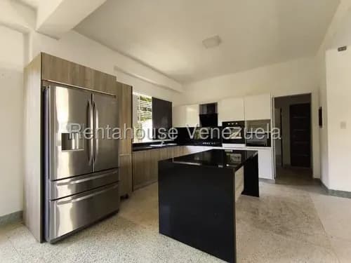 Se Vende Impecable Apartamento Actualizado, Ubicado En Una De Las Zonas Mas Estrategicas: Residencias Guaparo. Propiedad Bajo Un Concepto Abierto Que Integra Armoniosamente Sus Ambientes