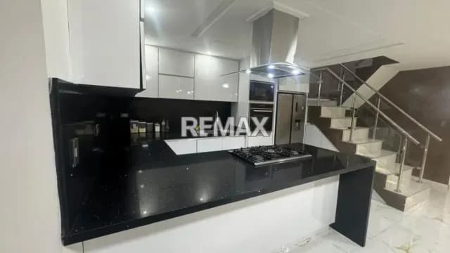 CASA TIPO TOWNHOUSE AMOBLADO EN SAN JACINTO CALLE CERRADA