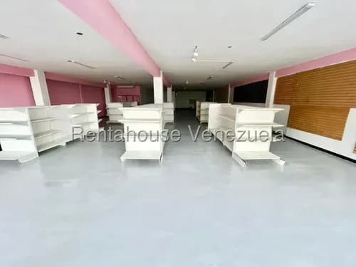 Alquiler Estupendo Y Amplio Local Ubicado En El Segundo Nivel De Un Reconocido Centro Comercial En El Centro De Cabudare,lara Rc