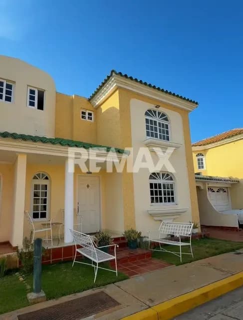 TOWNHOUSE EN VENTA FUERZAS ARMADAS LAGO COUNTRY I