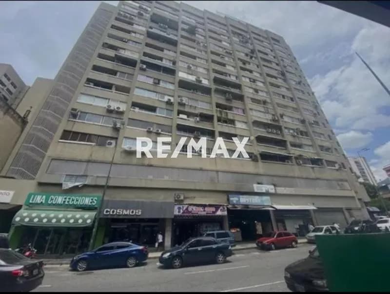 OFICINA REMODELADA EN VENTA CHACAO TORRE COSMOS