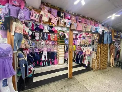 Daniela Linarez Vende 2 Locales En 1 Con Estratégica Vitrina A Pie De Calle Y Alto Tráfico, Exento De Luz, Agua, Aseo E Impuestos, Solo Pagas Condominio En El Centro De Barquisimeto