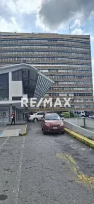 SE ALQUILA OFICINA EN EL CENTRO PROFESIONAL DEL ESTE RECIEN REMODELADA