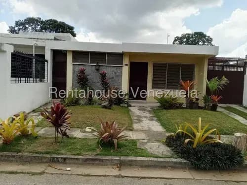 Casa De Un Solo Nivel Con Patio Amplias Habitaciones Con Su Bano Area De Faena Star Cuenta Con Un Anexo En Zona Tranquila Cercano A Panaderias En Excelente Ubicacion