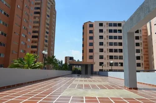 Apartamento En Alquiler En Piso Bajo Completamente Equipado Con Vestier Y Pozo De Agua Residencias Santa Clara, Urbanización Agua Blanca Mc-ind