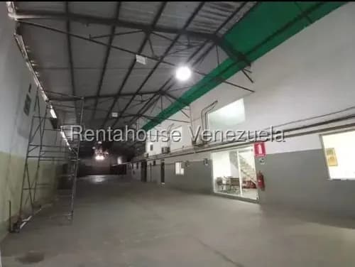 Se Vende Un Galpón Ideal Para Diversos Usos Comerciales E Industriales En Los Dos Caminos Mls #26-3922 Bm