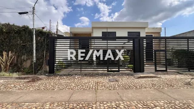 LUJOSA CASA ESTILO INDUSTRIAL MODERNO, ubicada en Tucape parte Alta
