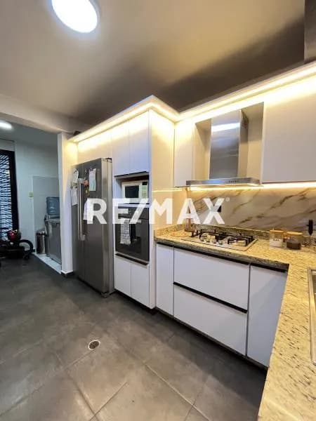 AMPLIO Y MODERNO TOWNHOUSE EN LOMAS DEL ESTE CONJUNTO LOMASALTO