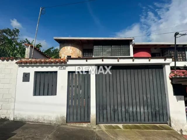 ESPECTACULAR CASA A PIE DE CALLE EN VENTA Barrio Unión, Pueblo Nuevo