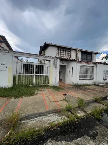 * Se Ofrece En Venta Casa De Dos Niveles, Doble Circuito Cerrado, Cr Los Helechos, Sector La Querencia, Alta Vista, Puerto Ordaz, Costa De: * Terreno De 341mts2. *planta Baja:* * Cocina Empotrada.