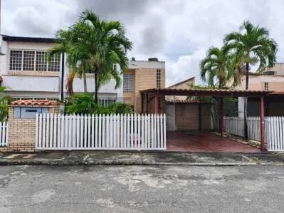En venta còmodo Town House en La Urbanizacion Abadia en Guatire