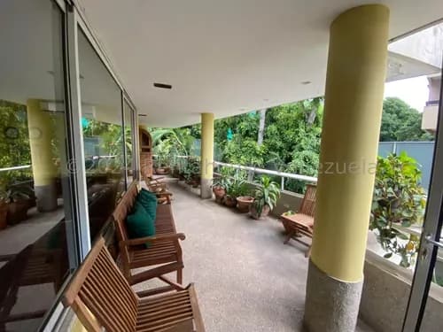 Excelente Pent House En Venta Para Actualizar. Cuenta Con Dos Plantas Principales Más Una Tercera Constituida Por Una Terraza Techada Parcialmente. Carlos Manuel Mollejas. Mls#25-557.