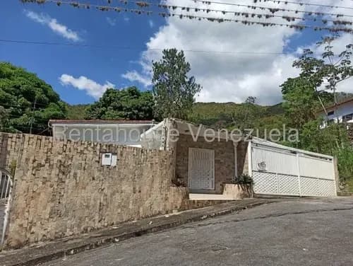 Se Vende Casa Con Amplio Terreno 1080 Mts2 En Urb El Castaño 26-1318 Hc